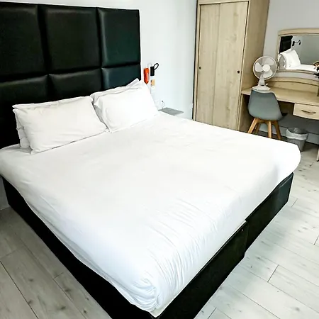 Bella Vista & Self Catering Hotel Cobh